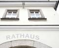 Bild: Petra Hartl
Den Neustädtern bleibt im Moment beim Rathaus nur ein Blick auf die Fassade. In den Büros arbeitet die Verwaltung trotz Coronakrise weiter. Der Publikumsverkehr ist allerdings auf ein Minimum reduziert und nur nach telefonischer Vereinbarung möglich.