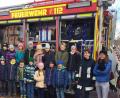Bild: ohr
Die Schüler der Klasse 3 c der Grundschule Stulln besuchten mit ihrer Lehrerin Sandra Jahn (rechts) im Rahmen des Heimat- und Sachunterrichts die örtliche Feuerwehr. Stellvertretender Kommandant Christoph Bierner (links) und Feuerwehrfrau Theresia Eules (Zweite von rechts) gaben einen Einblick in die Aufgaben der Wehr und demonstrierten die Ausstattung des HLF 20.