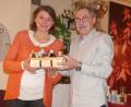Bild: rn
Hans Rupprecht bedankt sich bei Christine Sturm mit heimischen "Mikroorganismen,.