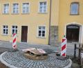 Bild: do
Ein Brunnenkopf aus Sandstein weist auf einen kleinen baulichen Schatz im alten Tremmersdorfer Schulgarten hin: den etwa 250 Jahre alten Brunnen. Dessen Erhaltung ist wie die Pflasterung des Schulahusvorplatzes Teil der Neugestaltung des gesamten Schulgartens.