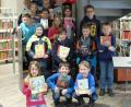 Bild: ibj
Freudestrahlend nehmen die Kinder ihre Preise in Empfang, die sie beim Bücherei-Quiz gewonnen haben.