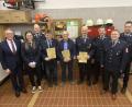 Bild: kro
Langjährige Mitglieder ehrte die Feuerwehr Wondreb im Rahmen ihrer Jahreshauptversammlung. Unser Bild zeigt die Geehrten mit Bürgermeister Franz Stahl (links) und den Führungskräften der Wondreber Wehr.