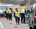 Bild: Bernd Wüstneck/dpa
Ausnahmezustand auch für die Polizei: An einer Zufahrtsstraße zur Ostseehalbinsel Fischland-Darß-Zingst kontrolliert die Polizei, ob die Fahrzeuge die Berechtigung zum Befahren des Gebiets haben. Alle norddeutschen Küstenländer haben den Tourismus wegen der Ausbreitung des Coronavirus stark eingeschränkt.