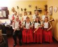 Bild: Markus Werner/exb
Im Bild ein Teil der Prüflinge der Großkonkreuther Bläser: (hinten, von links) Hans-Peter Voit an der Posaune (Bronze), Jessica Müller am Tenorhorn (Bronze), Claudia Löw an der Trompete (Bronze), Sonja Fischer am Tenorsaxofon (Bronze), sowie (vorne, von links) Markus Werner an der Querflöte (Silber), Susanna Braun an der Klarinette (Silber), Manuela Bergmann an der Fanfare (Silber) und Karin Müller am Tenorhorn (Bronze).