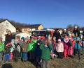 Bild: do
Feuer und Flamme sind die Mädchen und Buben des Kindergartens beim Tag der Brandschutzerziehung mit der Feuerwehr Speinshart in und vor der Einrichtung.