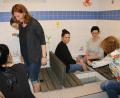 Bild: gru
Die Anwendungen im Kneippbereich des Kindergartens machen allen den Teilnehmerinnen sichtlich Spaß.