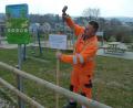 Bild: Portner
Bauhofchef Hubert Hammerer bringt am städtischen Spielplatz im Pfälzer Weg die Hinweistafel zur Sperrung zwecks Coronavirus an.