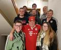 Bild: rdh
Eine neue Führungsmannschaft hat der FC Bayern-Fanclub schon in der vergangenen Woche gewählt. Im Bild (vorne von links) Zweiter Vorsitzender Julian Brucker, Erster Vorsitzender Lothar Schicker, Dritte Vorsitzende Nicole Walter sowie (Zweite Reihe von links) Beisitzer Dominik Reiter, Jugendbeauftragter Jörg Schicker, Kassier Alois Spann und (hinten von links) die beiden Beisitzer Florian Heldwein und Markus Walter sowie Schriftführerin Melanie Knödlseder