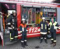 Bild: pop
Sowohl Kreisbrandrat Fredi Weiß als auch KBM und Kommandant Jürgen Ehrnsberger stellen klar: Trotz Coronavirus ist die Einsatzbereitschaft der Landkreisfeuerwehren gesichert, auch wenn die Ausbildung ausgesetzt wurde. Einsatzbereit sind also nicht nur die FFW Schmidmühlen mit Kommandant Jürgen Ehrnsberger (rechts) und seinem Team Patrick Hauser, Anna Manglberger und Christoph Zollbrecht (von links).