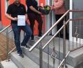 Bild: exb
Sebastian Koch und Katja Bloßfeldt (von links) bringen Elisabeth Schwagerl einen gefüllten Einkaufskorb an die Haustür.