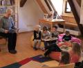 Bild: Kurt Stangl/exb
Margit Hohl faszinierte die Kinder in der Pfreimder Stadtbücherei mit einem weiteren Abenteuer der „wilden Rabauken“.