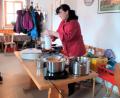 Bild: tu
Hauswirtschaftsmeisterin Monika Schnupfhagn in Aktion beim Katholischen Frauenbund in Miesbrunn.