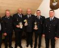 Bild: usc
Oberbürgermeister Michael Cerny (links) ehrte drei Aktive mit dem silbernen Brandschutzehrenzeichen. Rechts von ihm Stadtbrandrat Bernhard Strobl, Andreas Gehring (25 Jahre Dienstzeit), Vorsitzender Martin Heindl (25), Kommandant Thimo Höcherl (25) und der neue Zweite Vorsitzende Mario Stawarz.