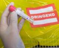 Bild: Robert Michael/dpa
Eine Probe wird für einen Coronatest vorbereitet. Das Ergebnis soll so schnell wie möglich vorliegen.