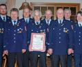 Bild: wee
Im Rahmen der Jahreshauptversammlung ernannte die Feuerwehr Saltendorf Jakob Mutzbauer (im Bild, mit Urkunde) zum Ehrenmitglied und ehrte außerdem verdiente Mitglieder für 25, 40, 50, 60 oder 70 Jahre Treue und Engagement.
