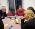 Bild: kmo
Die Teilnehmer des Workshops "Argumentationstraining gegen rechte Parolen" erarbeiteten in Kleingruppen, worin die Schwierigkeit der allgemeinen Aussagen liegt. Anja Gebhard vom Stadtjugendring (ganz links) steht dabei unterstützend zur Seite.