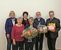 Bild: bph
Der Krankenpflegeverein wird die nächsten vier Jahre geführt von Vorsitzender Ernestine Gietl (Dritte von Rechts), 2, Vorsitzenden Pfarrer Hannes Lorenz (rechts), Kassenführung Elfried Jauernig (links) und Schriftführerin Regina Bindl (Zweite von links). Den scheidenen Vorsitzenden Friedrich Namylo (Zweiter von rechts) und der Referentin des Abends, Elisabeth Namylo (Bildmitte), danke Pfarrer Lorenz mit einem Präsent.