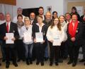 Bild: wro
Bei der Jahreshauptversammlung wurden zahlreiche BRK-Mitglieder geehrt. Das BRK und Bürgermeister bzw. stellvertretender Kreisvorsitzender Toni Dutz (8. von rechts) gratulierten zu den Auszeichnungen.