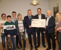 Bild: frd
Für den CSU-Ortsverband übergaben Herbert Uschold (Fünfter von links) und Tobias Ehrenfried (rechts daneben) 400 Euro an Pfarrer Norbert Schlinke (Dritter von rechts) und Posaunenchor-Leiterin Christine Forster (Vierte von links).