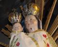 Bild: fvo
Das Schussloch am Hals Mariens am Gnadenbild in der Fahrenberger Wallfahrtskirche, das von einem Pistolenschuss eines calvinistischen Eiferers 1562 herrührt, ist genau zu sehen