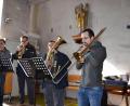 Bild: gi
Die Musikschule gedachte bei einem Gottesdienst musikalisch ihres verstorbenen Musiklehrers Andreas Ach. Die Bläser mit Tobias Schulz, Musikschulleiter Wolfgang Ziegler, Musiklehrer Markus Schulz und Michael Ziegler (von links) machten den Auftakt.