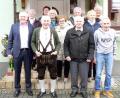 Bild: lep
Otto Hecht (Zweiter von links) freut sich, dass er noch mit neun Geschwistern - eine Schwester hatte eine zu lange Anreise - und Familie seinen runden Geburtstag feiern kann. Zu den Gratulanten gehört auch Bürgermeister Jürgen Kürzinger (links).