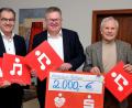 Bild: Stephan Huber
Oberbürgermeister Michael Cerny (Mitte) freute sich über Spenden für die Rathauskonzerte. Von Sparkassen-Vorstandsvorsitzendem Dieter Meier (links) und dem Vorsitzenden der Freunde des Stadttheaters, Norbert Fischer (rechts), gab es jeweils 2000 Euro.