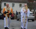 Bild: jr
Segnend zogen am Freitagnachmittag Pfarrseelsorger Pater Benedikt Leitmayr (rechts) und Pater Irenäus Goor durch die Straßen der Pfarrgemeinde.