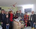 Bild: jma
Bürgermeister Albert Nickl, Gabriele Scherl und Pater Adrian (von rechts) freuen sich über den neuen Blumenladen von Martina Schraml (Mitte), der in einem ehemaligen Kuhstall untergebracht ist. Im November 2019 begann der Umbau, noch vor den verschärften Regeln wegen der Corona-Krise ist Einweihung.