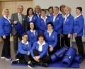 Bild: wro
Die Gymnastikmatten sind neu und ersetzen das gestohlene Übungszubehör. Damit überraschte Bürgermeister Toni Dutz (2. von links), die Schönhaider Turnerfrauen, um sich mit dem Geschenk solidarisch zu zeigen.