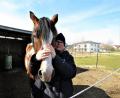 Bild: ubb
Sandra Dietl streichelt ihre eigene Stute Tosia liebevoll. Die neue Vorsitzende des Reitvereins Tirschenreuth sorgt sich um die Zukunft des Vereins und der Pferde auf der Reitanlage. Aber sie meistert die bereits jetzt entstandenen Schwierigkeiten sehr souverän. Ohne zu zögern und äußerst professionell hat sie erste Maßnahmen ergriffen, um den Reitstall und die Menschen, die dort ein- und ausgehen müssen weiterhin zur Versorgung der Tiere, zu schützen.