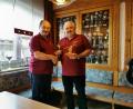 Bild: gz
Der Vorsitzende Josef Kleber gratulierte seinen besten Spickerfreund Martin Forster mit zwei Trophäen zu seinen beeindruckenden Leistungen.