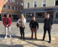 Bild: exb
Lukas Frey (links) und Luis Forster (Vierter von links) von der Coronahilfe Weiden treffen sich mit genügend Abstand mit Bianca und Mike von der Facebookgruppe "Corona Nachbarschaftshilfe Weiden", um die gemeinsame Arbeit zu koordinieren.
