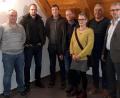 Bild: Waltraud Lobenhofer
Bürgermeister Roger Hoffmann und Klimaschutzbeauftragter Jürgen Stauber gratulieren den Gewinnern der PV-Aktion Peter und Sybille Kern, Christian Pöhlmann, Matthias Franzeck und Markus Unglaub (von rechts).