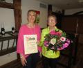 Bild: adj
Mit einem Blumenstrauß und der Ernennungsurkunde zur Ehrenvorsitzenden dankt Diana Bayer ihrer Vorgängerin Herta Zahner (rechts).