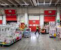 Bild: Peter Kneffel
Ein Mann schiebt eine mit Waren bepackten Palettenheber durch das Zentrallager REWE Süd. Foto: Peter Kneffel/dpa/Symbolbild