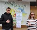 Bild: fpoz
Jonas Stahl und Linda Hofmann von der Katholischen Jugend weisen auf die Unterstützungsaktion hin.