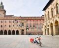 Bild: Massimo Paolone/dpa
Die Piazza Maggiore in Bologna ist angesichts der Coronavirus-Welle fast menschenleer. Die italienische Regierung hat wegen der rasanten Ausbreitung des Coronavirus die Sperrungen und die Einschränkungen der Bewegungsfreiheit auf das ganze Land ausgeweitet.