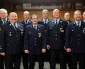 Bild: ohr
Kreisbrandrat Robert Heinfling, Bürgermeister Hans Gradl (von rechts) und Kreisbrandmeister Josef Lingl (links) zeichneten Mitglieder der Feuerwehr für 40 Jahre aktiven Dienst aus. Das Bild zeigt (ab Zweiter von links): Hans-Jürgen Schießl, Herbert Lorenz, Rainer Pflamminger, Martin Pösl, Joachim Schießl, Markus Lippert, Peter Schießl und Gerhard Ebensberger.