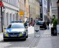 Archivbild: Stephan Huber
Ein Foto aus dem vergangenen Sommer: Ein Streifenwagen fährt durch die Altstadt. Jetzt in der Coronakrise zeigt die Polizei noch mehr Präsenz auf den Straßen, um die Einhaltung der Ausgangsbeschränkungen zu überwachen.
