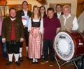 Bild: bgl
Musikbund-Funktionär Ferdinand Münch (links), Dritter Bürgermeister Peter Forster und Dirigent Tobias Zeitler (von rechts) ehrten engagierte Mitglieder und aktive Musikanten.