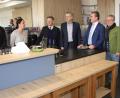Bild: wro
Die Fachgespräche wurde im Lehrer-Restaurant geführt, das man dem Gast auch im Detail vorstellte. Im Bild: die Schüler Yannis Boldt und Melanie Weismeier, zudem MdL Tobias Reiß, Roland Grillmeier, MdL Klaus Stöttner, Toni Dutz und Studiendirektor André Putzlocher (von links).