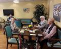 Bild: exb/Stefanie Schricker
Um den Bewohnern im Caritas-Altenheim St. Martin ein Stück Normalität zu bieten, können sie in den Wohnbereichsküchen in kleinen Gruppen essen. Auch hier achten die Senioren selbst penibel auf den vorgeschriebenen Sicherheitsabstand. Keiner möchte den anderen auch nur annähernd gefährden.