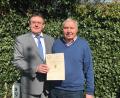Bild: Stefanie Gradl
Bürgermeister Hans-Martin Schertl (links) überbringt dem Jubilar Joachim Richter die Glückwünsche der Stadt Vilseck.