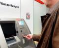 Bild: Stephan Huber
Ab Montag, 23. März, sind alle Filialen der Sparkasse Amberg-Sulzbach und der Genossenschaftsbanken in Amberg und im Landkreis für den bedienten Service geschlossen. Der Selbstbedienungsbereich bleibt nach Angaben der Banken rund um die Uhr geöffnet. Es werde keine Einschränkungen bei der Verfügbarkeit von Bargeld geben, betonen die Banken in einem Infoschreiben.