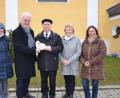 Bild: gi
Mike Steger und Mitglieder des Pfarrgemeinderates überreichen an Pfarrer Josef Most für die Innenrenovierung der Pfarrkirche 2500 Euro aus dem Erlös des Preisschafkopfes. Das Bild entstand vor der aktuellen Coronasituation.