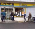 Bild: bkr
Die Ausgangsbeschränkung zeigt, wie wertvoll eine Versorgung vor Ort ist. Der Dorfladen von Josef und Birgitt Bayer liefert nicht nur, er informiert auch. Ein Schaufenster wird zur Anschlagstafel für wichtige Informationen. Die Gemeinde wird es nutzen, da die amtlichen Anschlagstafeln noch mit Wahlinformationen zur Stichwahl bestückt bleiben müssen. 
Im Bild (von links) Adrian Scheitler, Thomas Kaufmann, Birgitt Bayer, Ludwig Melzner und Florian Hösl.