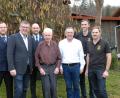 Bild: pop
Jubilar Alois Fuchs, in der Mitte, rechts daneben VdK Vorsitzender Karl Bauer, mit Bürgermeister Peter Braun sowie den beiden Vorsitzenden der Feuerwehr, Christian Renghart und Florian Pirzer sowie den Vertretern des Imkervereins, Vorsitzender Josef Fleischmann und Franz Schmid (von links).
