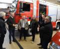 Bild: u
Landtagsabgeordneter Dr. Harald Schwartz (Zweiter von links) informiert sich bei der Feuerwehr Schnaittenbach über deren Ausstattung und anstehende Aufgaben. Mit dabei (von rechts) die beiden Kommandanten Karl Hottner (2.), Michael Werner (1.), Bürgermeister Sepp Reindl, Jugendbeauftragter Marcus Eichenmüller und Kreisbrandrat Fredi Weiß (links).