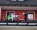 Bild: dob
Josef, Inge und Alexander Wolfrath aus Roggenstein spielen auf dem Balkon am Sonntagabend die "Ode an die Freude". Enkel Max bläst mit seiner Flöte kräftig im Takt mit. Aus der anderen Richtung beteiligt sich Musikerkollege Gerhard Maier und lässt die Nachbarn aufhorchen.